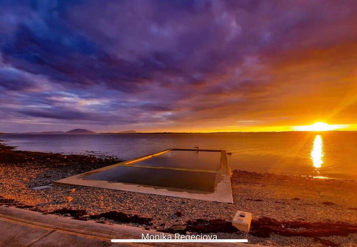Seascape On The Edge Of Town: 4 Beds All Ensuite. Belmullet ภายนอก รูปภาพ