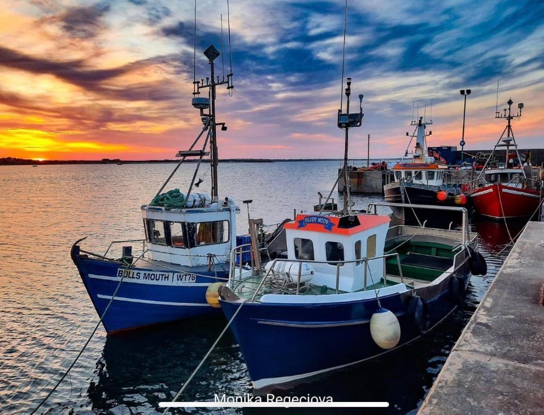 Seascape On The Edge Of Town: 4 Beds All Ensuite. Belmullet ภายนอก รูปภาพ